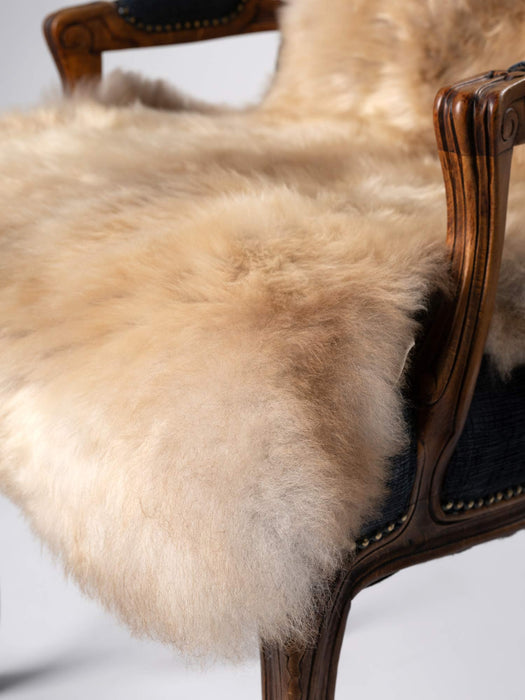 Natural caramel cream sheepskin rug #042 detail